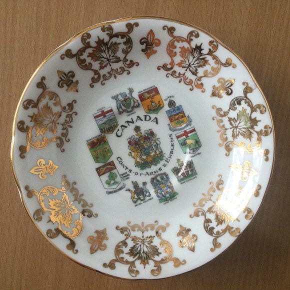 Two Paragon fine bone china Saucers-Canada Coats of Arms and Emblems vintage - Picture 2 of 5